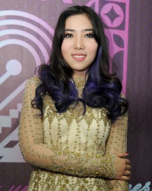 Isyana Sarasvati Curhat Isyana di Atas Panggung Isyana Sarasvati