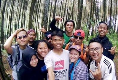 Karang Taruna Satria Muda Refreshing dengan Hiking Karang Taruna Satria Muda Refreshing dengan Hiking