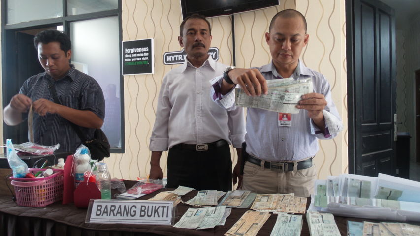 Polisi Gerebek Rumah Pembuat STNK Palsu