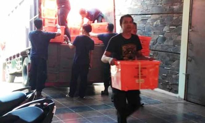 Korban Longsor Diungsikan Korban Longsor Diungsikan