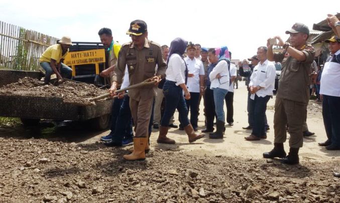 Jalan Pasar Cibeureum Mulai Dibeton beton-jalan