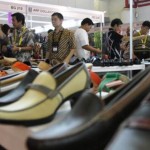 EKONOMI KREATIF: Sejumlah pengunjung melihat-lihat koleksi sepatu dari kulit dalam sebuah pameran. Industri kreatif terus didorong untuk tingkatkan ekonomi.