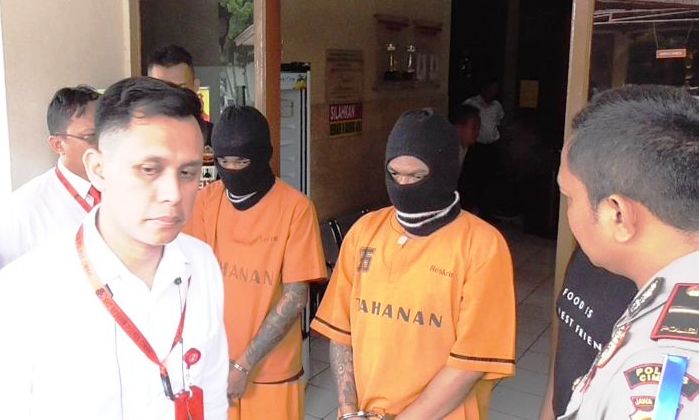 Ngaku Polisi R dan AR di Dibekuk