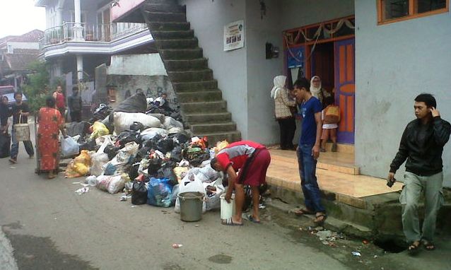 Sampah di Lembang Menggunung