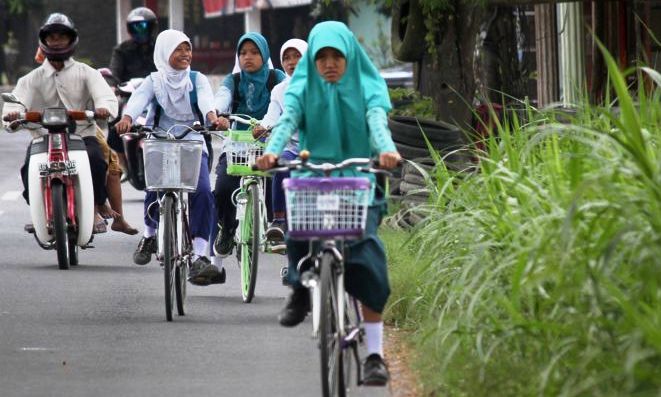 Kurangi Polusi Udara, Sebanyak 290 Siswa SMP Dapat Bantuan Sepeda sepeda