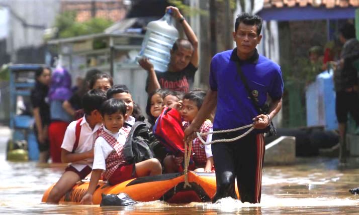 Belajar Sambil Lesehan, Sudah Sepekan Siswa KBM di Pengungsian uts-banjir1