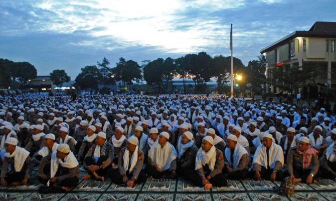 Ribuan Masyarakat Antusias Istigasah di Polda Jabar Ribuan Masyarakat Antusias Istigasah di Polda Jabar