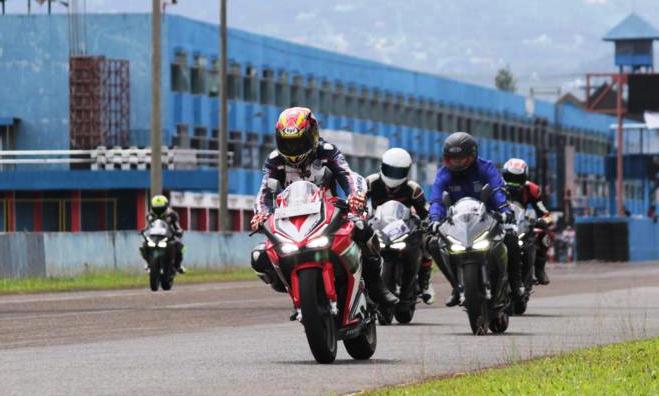 DAM Ajak Komunitas Coba Honda CBR250RR di Sentul