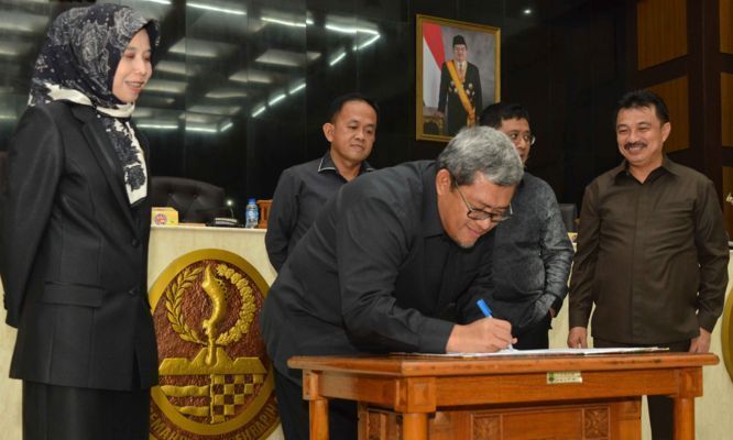 APBD Jabar 2017 Naik Jadi Rp 32,740 Triliun APBD Jabar 2017 Naik Jadi Rp 32,740 Triliun