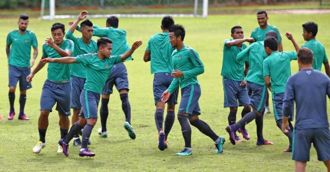 Riedl Akan Coba Lima Bek