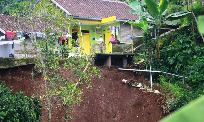Lagi, Longsor Timbun Lima Rumah