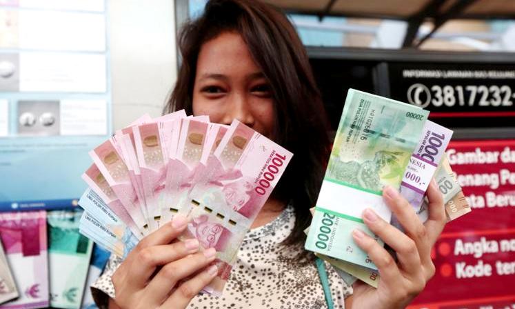 Soekarno-Hatta Tersenyum Soekarno-Hatta Tersenyum