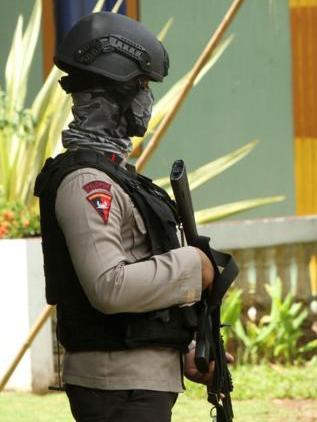 Pelaku Rakit Bom Dini Hari