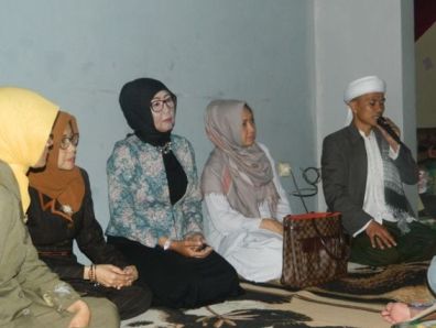 Isteri Ajay Minta Doa Restu Warga