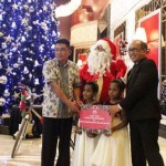 Pohon Natal Setinggi 9 Meter Hiasi Hotel Trans