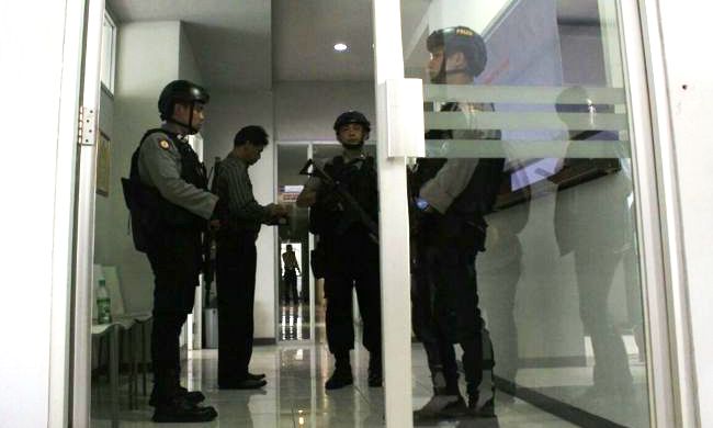 KPK Geledah Sebuah Apartemen