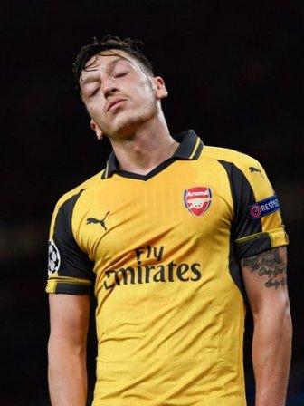 Mesut Oezil Buat Kecewa Berat Fans Arsenal