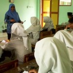 ILUSTRASI BELAJAR: Seorang guru melaksanakan kegiatan belajar mengajar agama di madrasah.