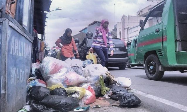 Sampah di Jalan Kopo Sayati Menumpuk