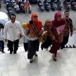 Ketua Pusat Pelayanan Terpadu Pemberdayaan Perempuan dan Anak (P2TP2A) Jawa Barat, Dr. Hj. Netty Prasetiyani Heryawan, M.Si dan Sekda Sumedang, H Zaenal Alimin saat tiba di lokasi Parents Gathering, hari ini.