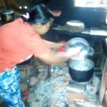 Gas Langka, Warga Beralih ke Tungku