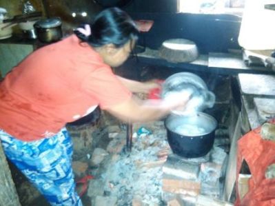 Gas Langka, Warga Beralih ke Tungku