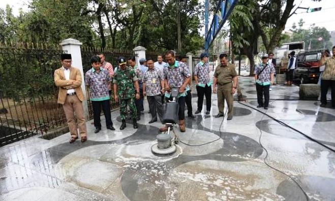 Emil Kecewa, Banyak Proyek Trotoar Ngaret