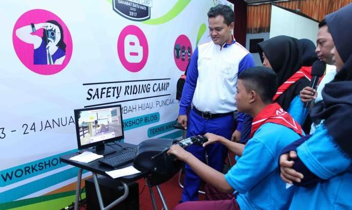 Latih Pelajar Ngeblog Safety Riding
