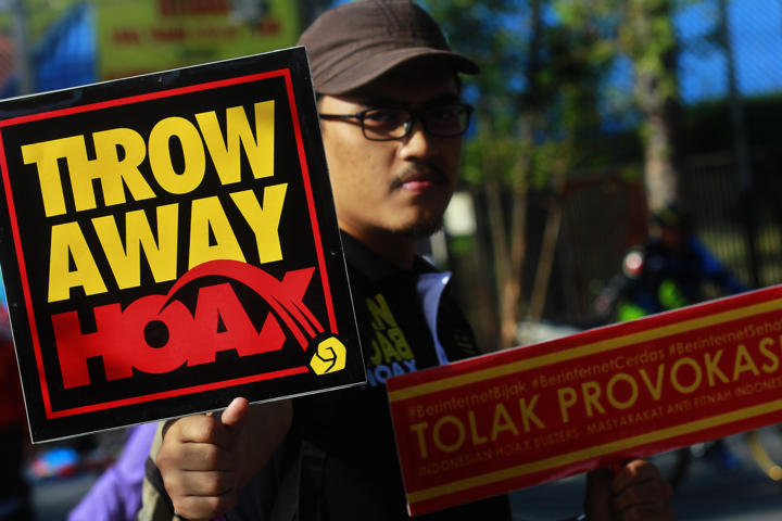 Tangkal Berita Hoax dari Sekarang Tangkal Berita Hoax dari Sekarang