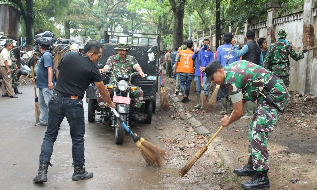 Koramil 1812/BS Bersihkan TPS di Jalan Gudang Selatan