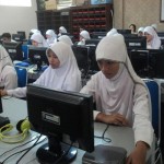 Kemendikbud memastikan siswa melakukan ujian nasional berbasis komputer (UNBK) pada 2017. Meski demikian beberapa daerah di Indonesia masih menggunakan kertas.
