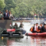 Jajal Kemampuan Alutsista Dalam Negeri, Lintasi Danau Pakai Anoa