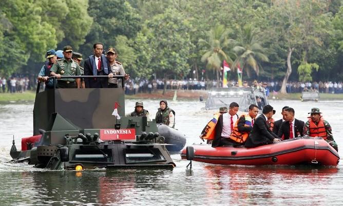 Jajal Kemampuan Alutsista Dalam Negeri, Lintasi Danau Pakai Anoa