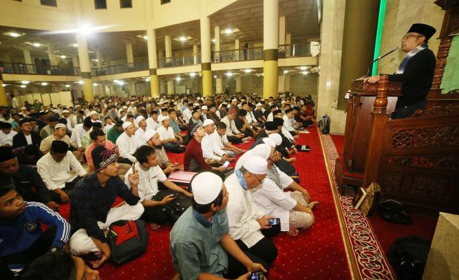 Emil Gulirkan Gerakan Shalat Subuh Berjamaah