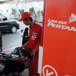 Ilustrasi: Pengendara motor sedang mengisi bahan bakar minyak (BBM) di SPBU.