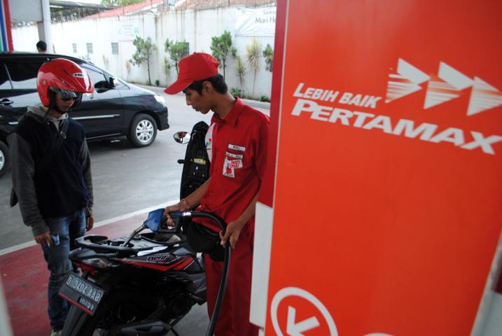 Ilustrasi: Pengendara motor sedang mengisi bahan bakar minyak (BBM) di SPBU.