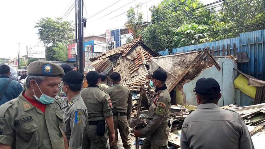 Satpol PP Bersihkan PKL di AlFathu