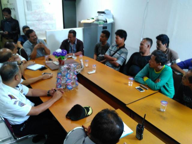 Puluhan Sopir Angkot Mogok Puluhan Sopir Angkot Mogok