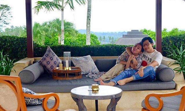 Rayakan Ulang Tahun Pernikahan, Beri Pesan Romantis