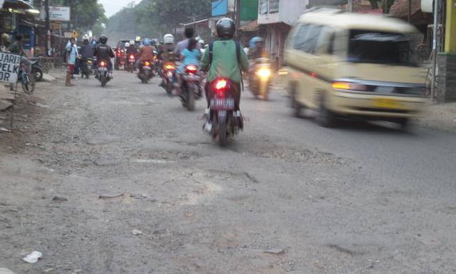 Warga Mengeluh, Jalan Rusak