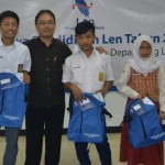 Len Serahkan 100 Beasiswa Pendidikan