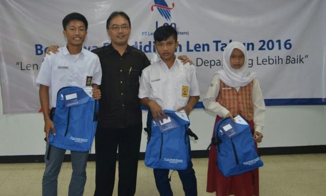 Len Serahkan 100 Beasiswa Pendidikan