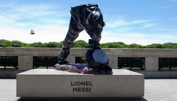Patung Messi Malah Dirusak