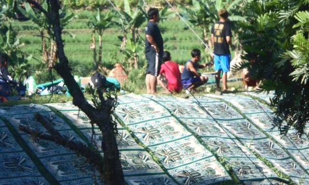 Melihat Aktivitas Warga yang Rutin Cuci Karpet Masjid Setiap Hari Jumat sungai