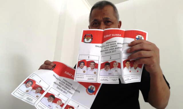 KPU Cimahi Temukan Surat Suara Rusak KPU Cimahi Temukan Surat Suara Rusak