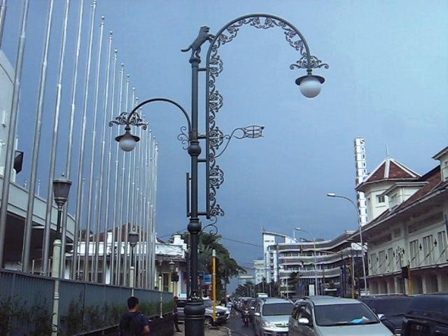 Perancis Lirik Kota Bandung