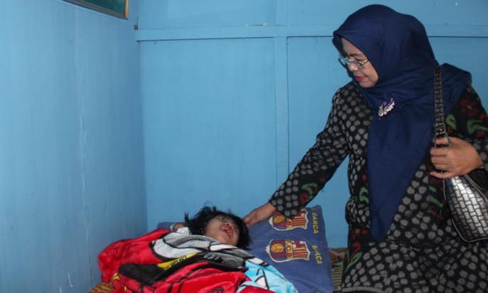 Elin Suharliah Beri Bantuan Kursi Roda untuk Indri Elin Suharliah Beri Bantuan Kursi Roda untuk Indri