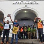 Karyawan Pos Indonesia Bersih-bersih Sampah