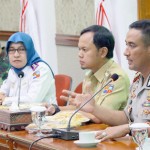 Wali Kota Bogor Bima Arya (kedua dari kanan) bersama dinas terkait saat melakukan koordinasi tata ulang rute angkot. (foto:Istimewa)