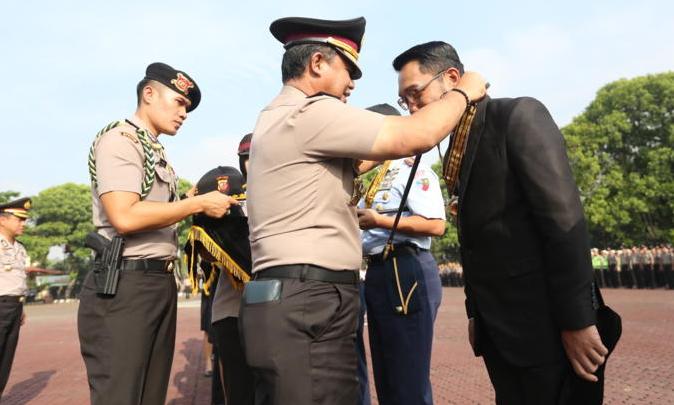 Emil Merasa Terhormat Dapat Penghargaan Honorary Police Emil Merasa Terhormat Dapat Penghargaan Honorary Police